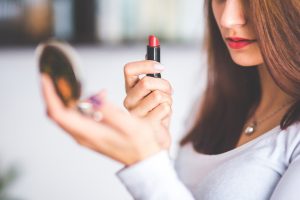 Jak zrobić naturalny makijaż? Wykonaj go z produktami Paese Cosmetics